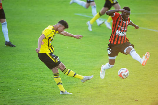 IFK Hässleholms Adham El Youssef skjuter i matchen i