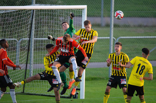 IFK Hässleholms målvakt Victor Stulic boxar bort bollen i