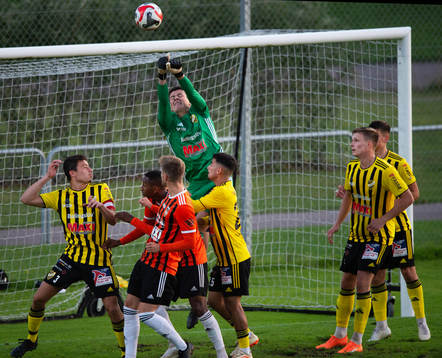 IFK Hässleholms målvakt Victor Stulic boxar bort bollen i