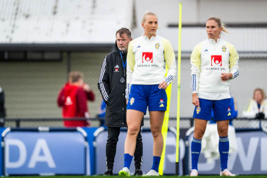 Head coach Peter Gerhardsson, Stina Blackstenius and Jonna