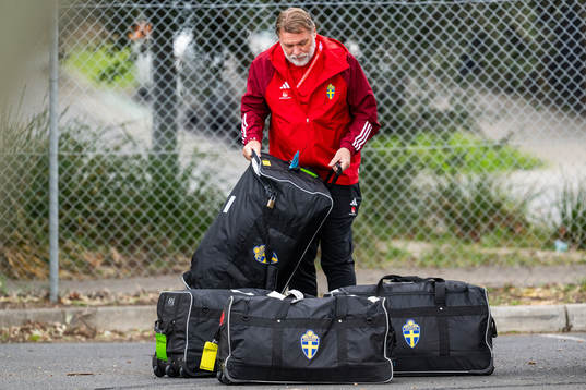 Equipment manager Peter Loxvi of the Swedish women's