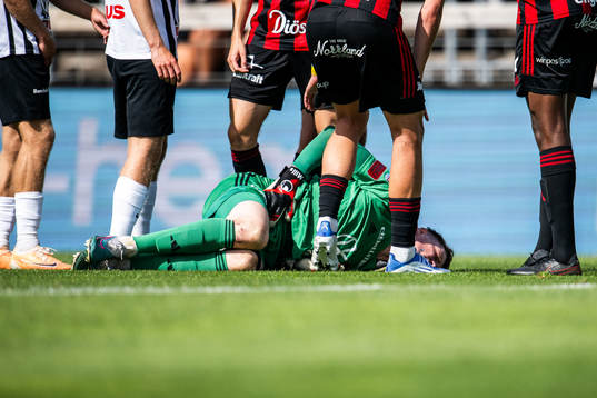 Östersunds målvakt Andrew Robert Mills har ont