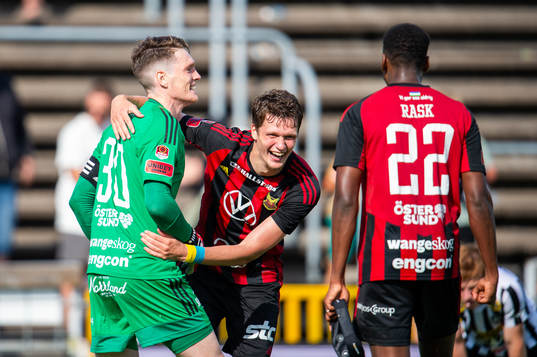 Östersunds målvakt Andrew Robert Mills och Myroslav Mazur