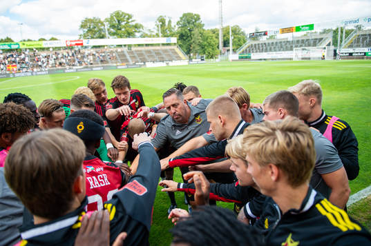 Östersunds tränare Magnus Powell  med laget