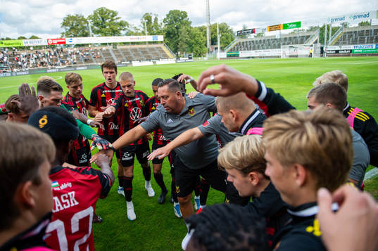 Östersunds tränare Magnus Powell  med laget