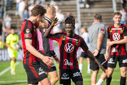 Östersunds Myroslav Mazur och Samuel Mensiro jublar