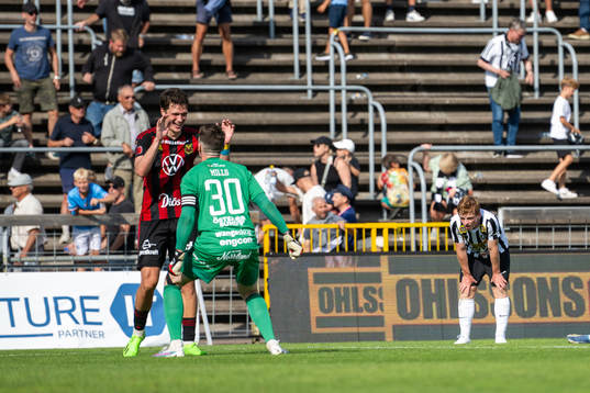 Östersunds Myroslav Mazur och Kalpi Ouattara jublar