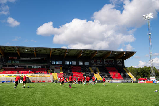 Brommapojkarnas spelare värmer upp