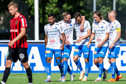 Värnamos Ajdin Zeljkovic jublar med lagkamrater