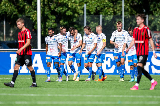 Värnamos Ajdin Zeljkovic jublar med lagkamrater