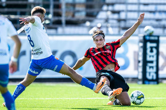 Värnamos Albion Ademi och Brommapojkarnas Kevin Ackermann