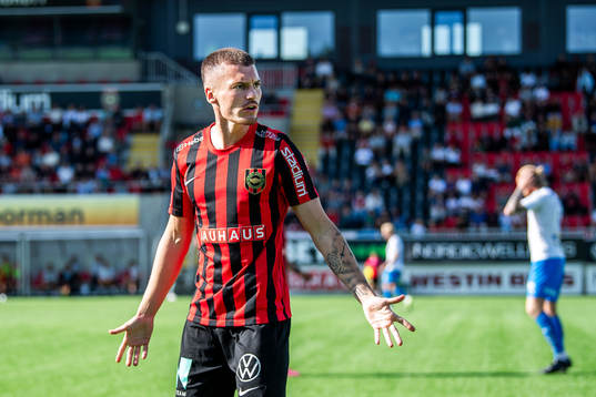 Brommapojkarnas Samuel Kroon reagerar