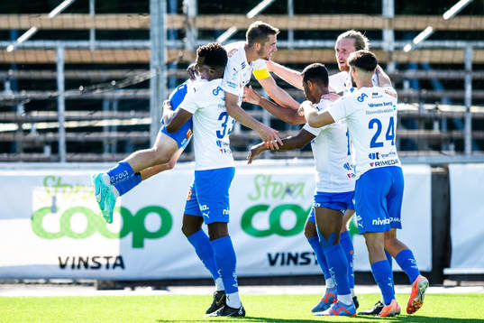 Värnamos Oscar Johansson jublar med lagkamrater