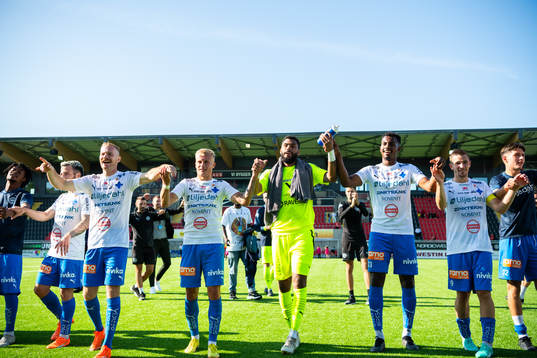 Värnamos spelare jublar
