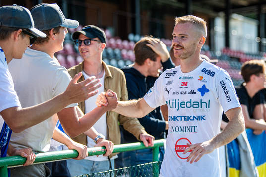 Värnamos Freddy Winsth jublar med supportrar