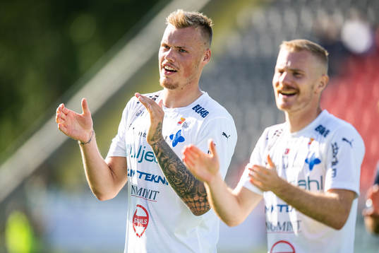 Värnamos Victor Eriksson och Freddy Winsth jublar