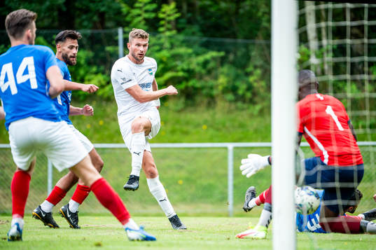 Österlens Erik Pärsson gör 1-0 på FBK Balkans målvakt