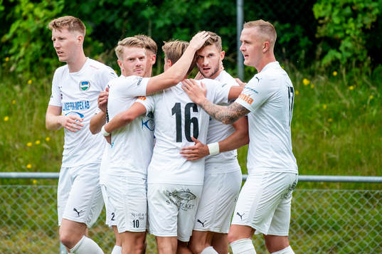 Österlens Erik Pärsson gör 1-0 och jublar med