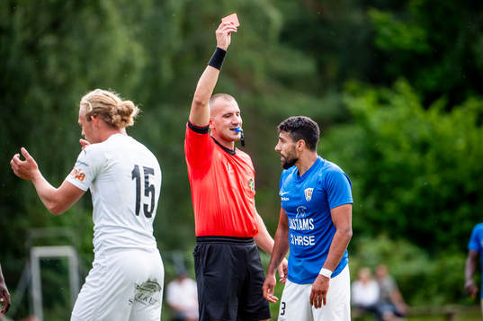 Domare Stefan Velevski delar ut ett rött kort till FBK