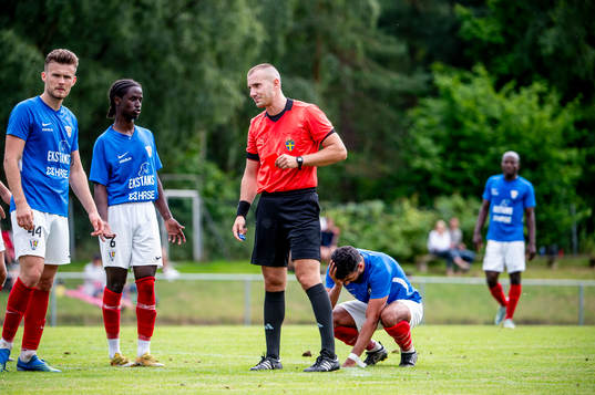 Domare Stefan Velevski delar ut ett rött kort till FBK