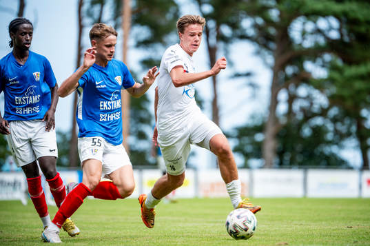 Österlens Axel Orrenius mot FBK Balkans Carl Puumalainen