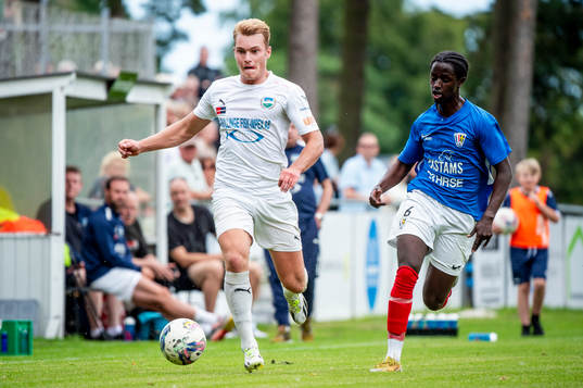 Österlens Oskar Blixt mot FBK Balkans Max'Med Omar Mohamed