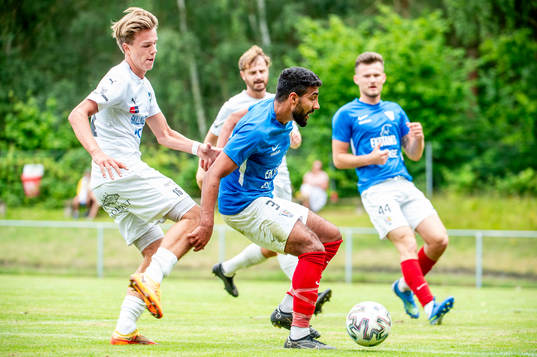 Österlens Axel Orrenius mot FBK Balkans Hozan Faraidoon