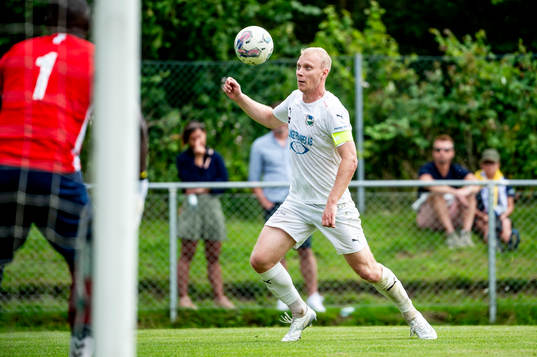 Österlens Martin Jönsson mot FBK Balkans målvakt Ronald