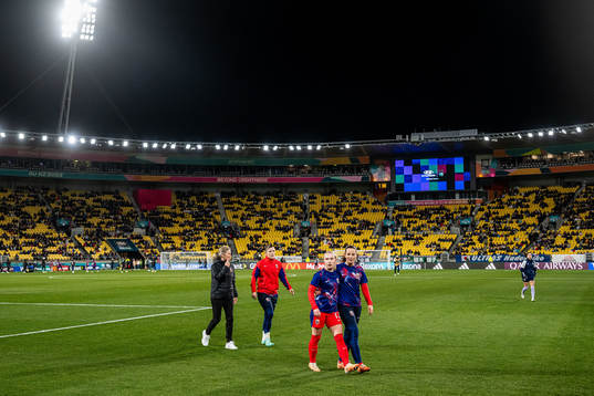Head coach Hege Riise, Maren Mjelde, Thea Bjelde and Tuva