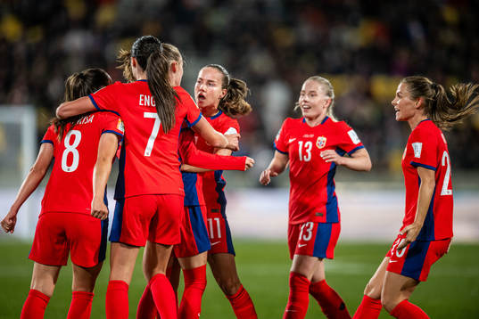 Guro Reiten celebrate with teammates
