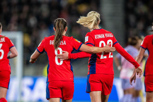Vilde Bøe Risa and Sophie Román Haug celebrate