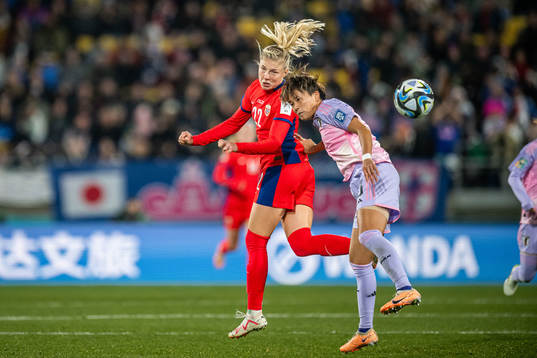 Sophie Román Haug of Norway and Moeka Minami of Japan