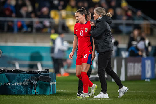 Vilde Bøe Risa and Head coach Hege Riise of Norway