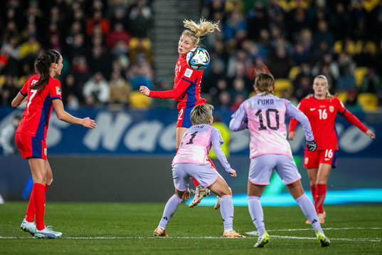 Ingrid Syrstad Engen and Sophie Román Haug of Norway