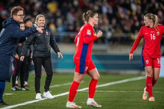 Head coach Hege Riise and Mathilde Harviken of Norway