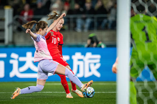 Risa Shimizu of Japan and Caroline Graham Hansen of Norway