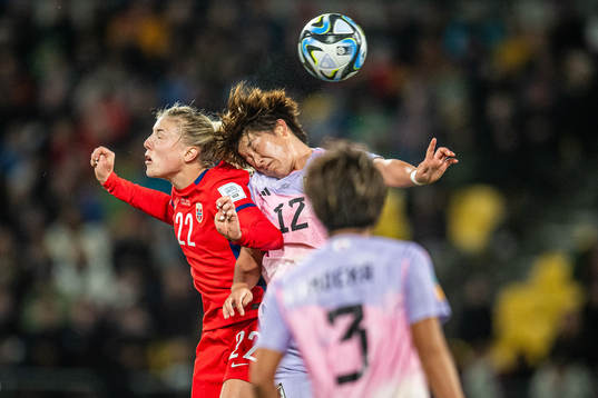 Sophie Román Haug of Norway and Hana Takahashi of Japan