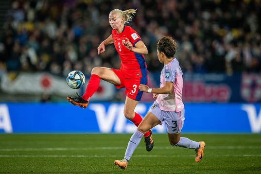 Sara Hørte of Norway and Moeka Minami of Japan