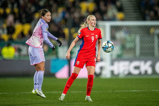 Fuka Nagano of Japan and Karina Sævik of Norway