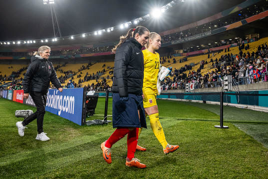 Head coach Hege Riise, Tuva Hansen and goalkeeper Aurora