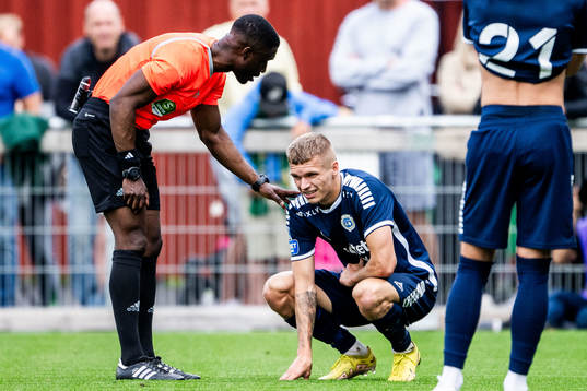 Domare Fredrik Oppong och Utsiktens Lucas Hedlund har ont