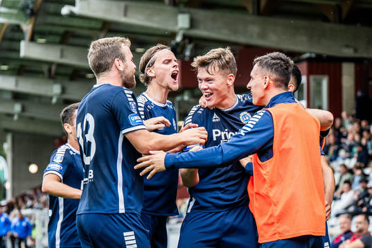 Utsiktens Albin Skoglund jublar med lagkamrater