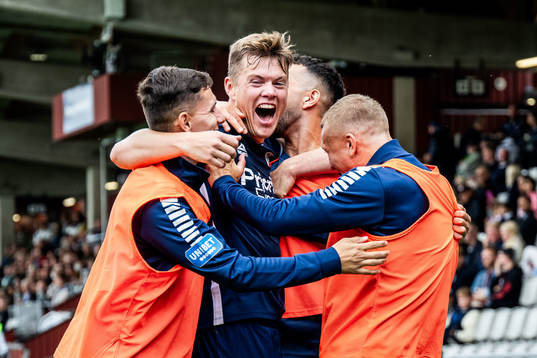 Utsiktens Albin Skoglund jublar med lagkamrater