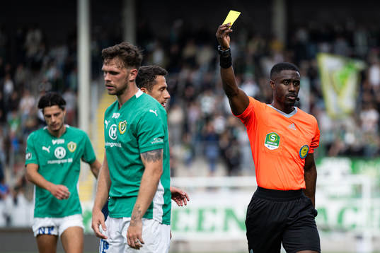 Domare Fredrik Oppong visar Jönköpings Södras Jesper