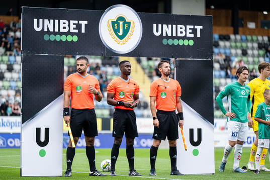 Domare Fredrik Oppong med assisterande domarna Luke Kyqyku