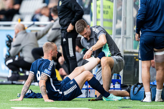 Utsiktens Alexander Faltsetas behandlas på sidlinjen
