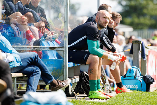 Tvååkers målvakt Peter Dahlberg på bänken