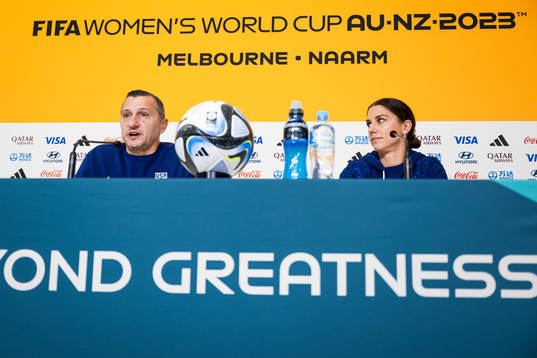 Head coach Vlatko Andonovski and Alex Morgan at a press
