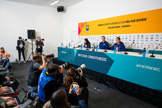 Head coach Vlatko Andonovski and Alex Morgan at a press