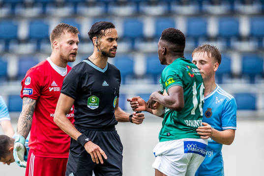 Gefles målvakt Robin Wallinder och Brages Samouil